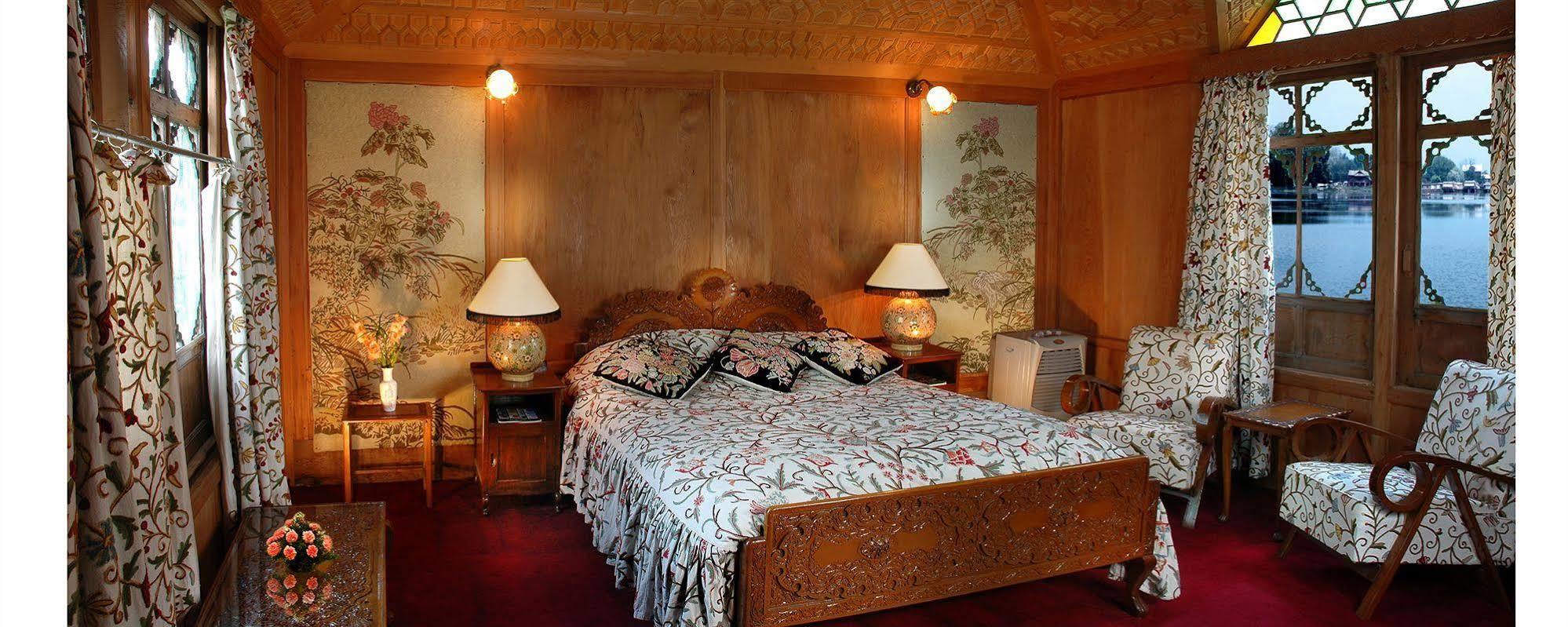 Welcomheritage Gurkha Houseboats Сринагар Экстерьер фото